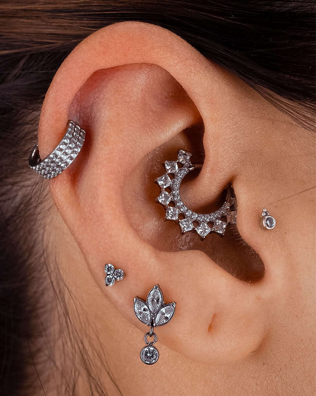 Piercings oreja múltiples