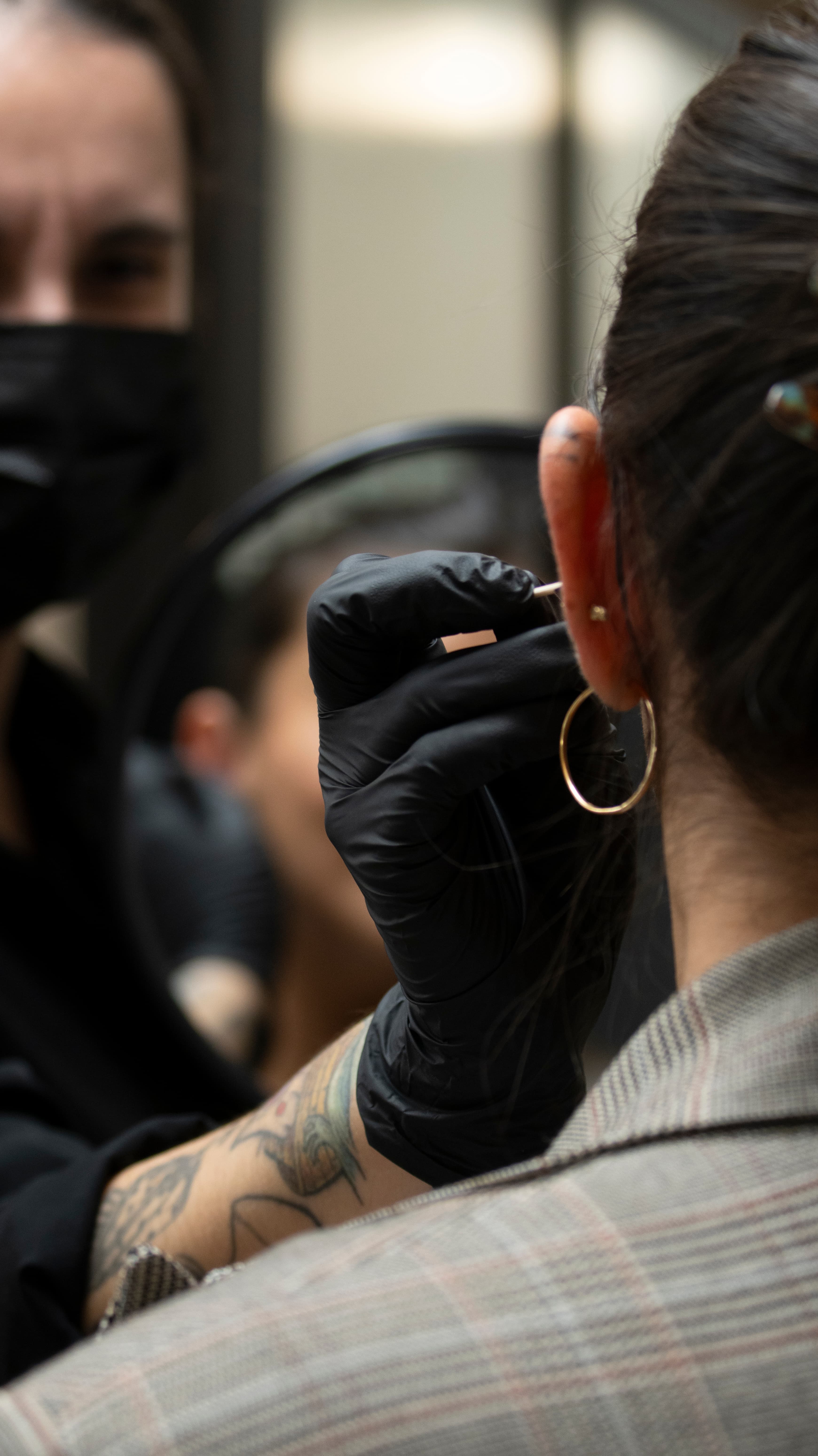 Artista realizando piercing