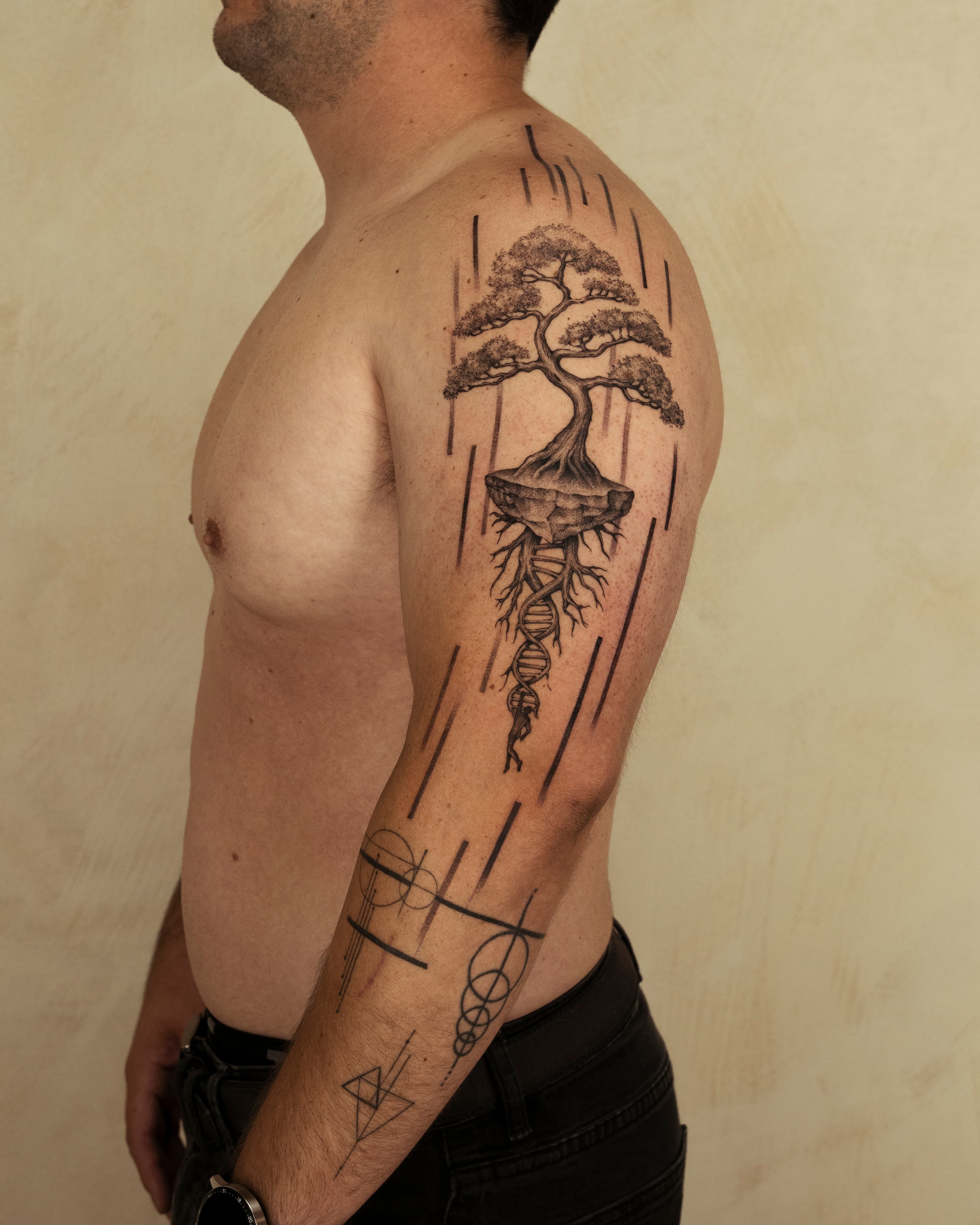 Tatuaje bonsai brazo