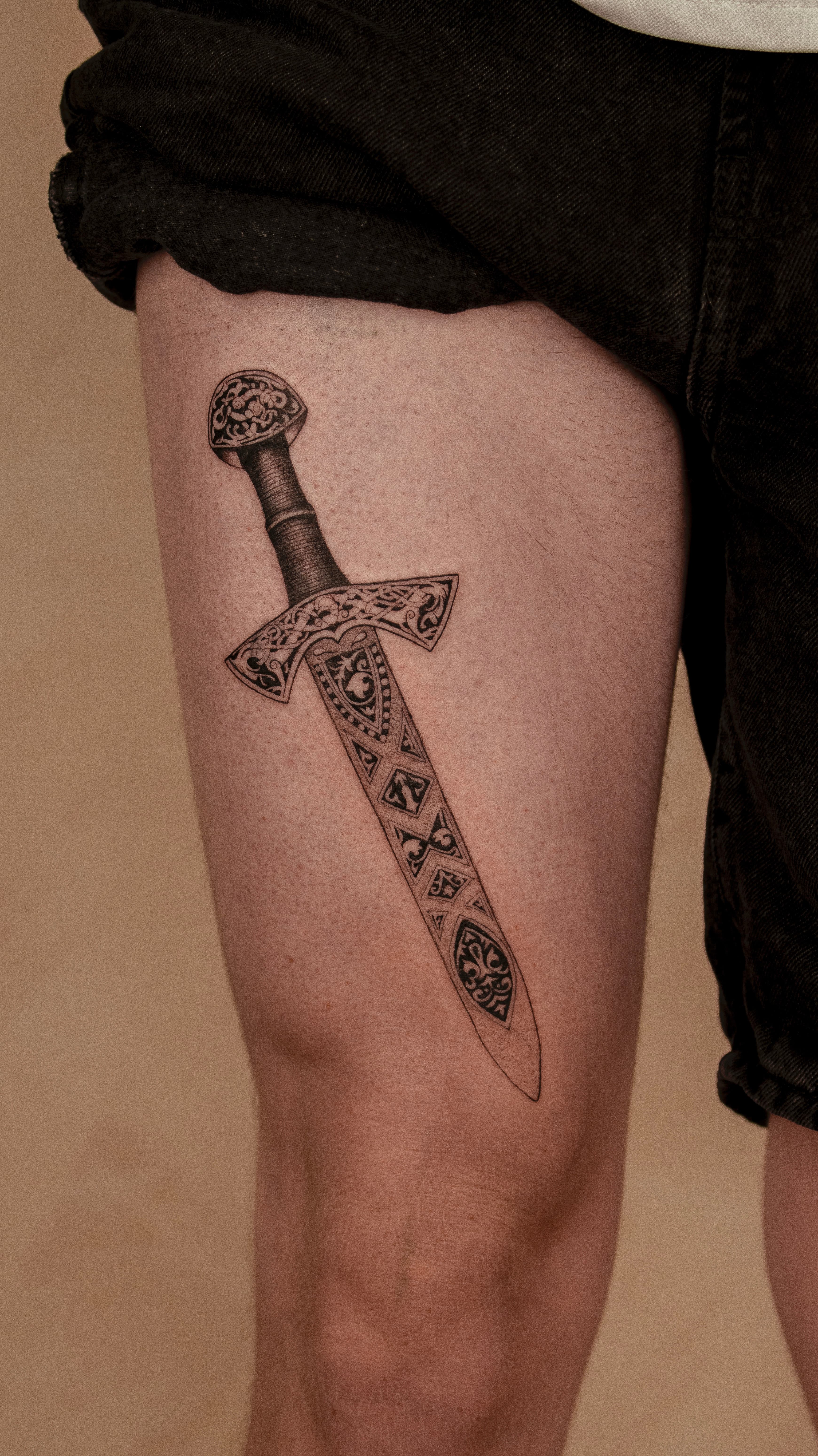 Tatuaje espada pierna